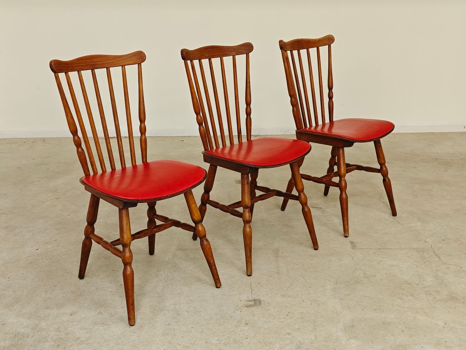 Lot de 3 chaises bois et skaï rougeTacoma par Baumann 1960
