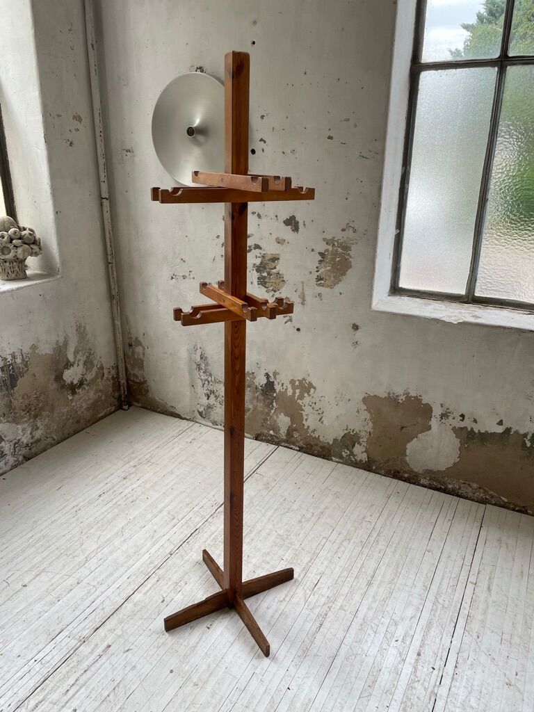 Patère wears pine coat 70