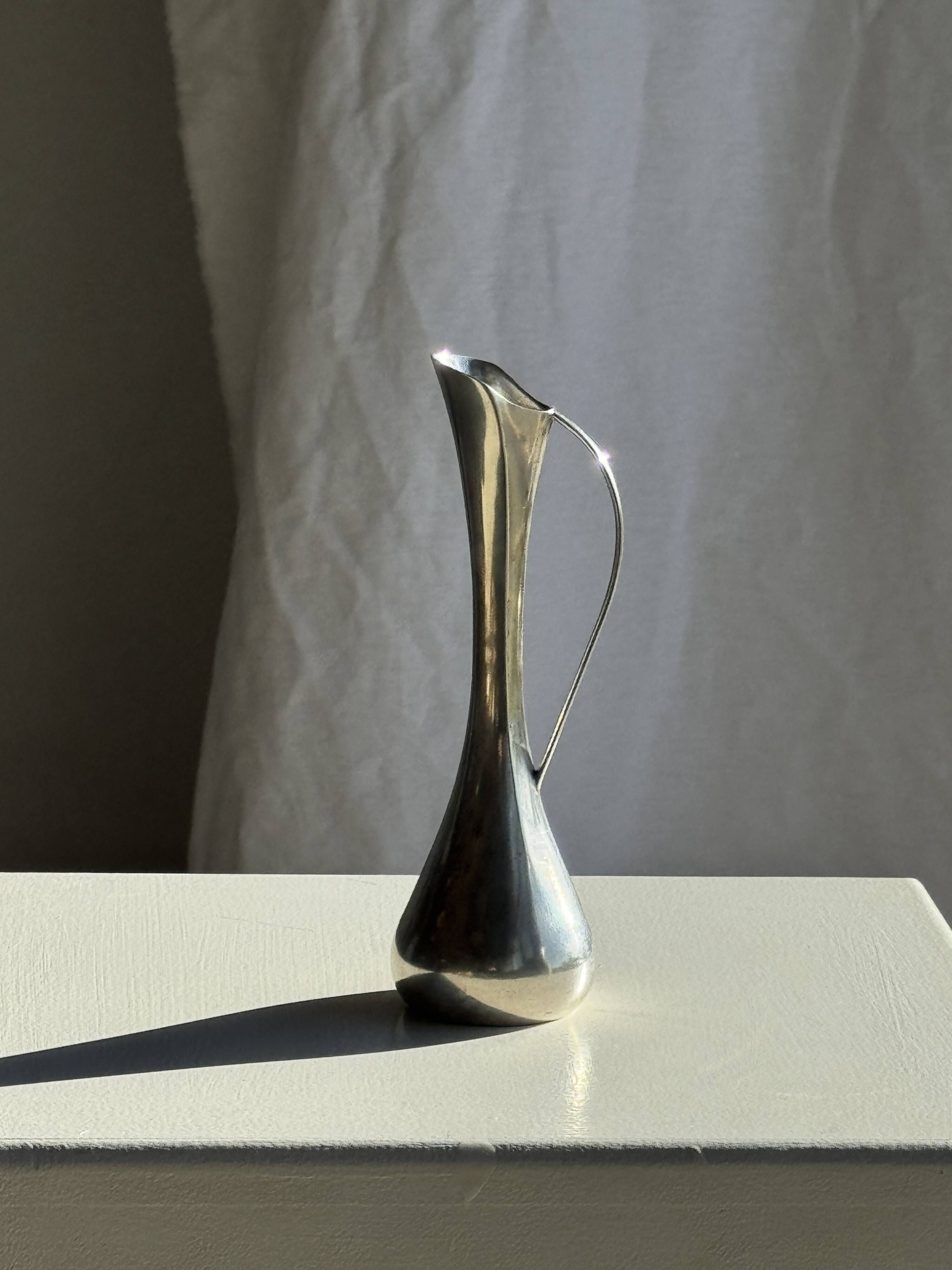 Vintage silver-plated soliflore vase in the shape of a ewer with a slender handle.