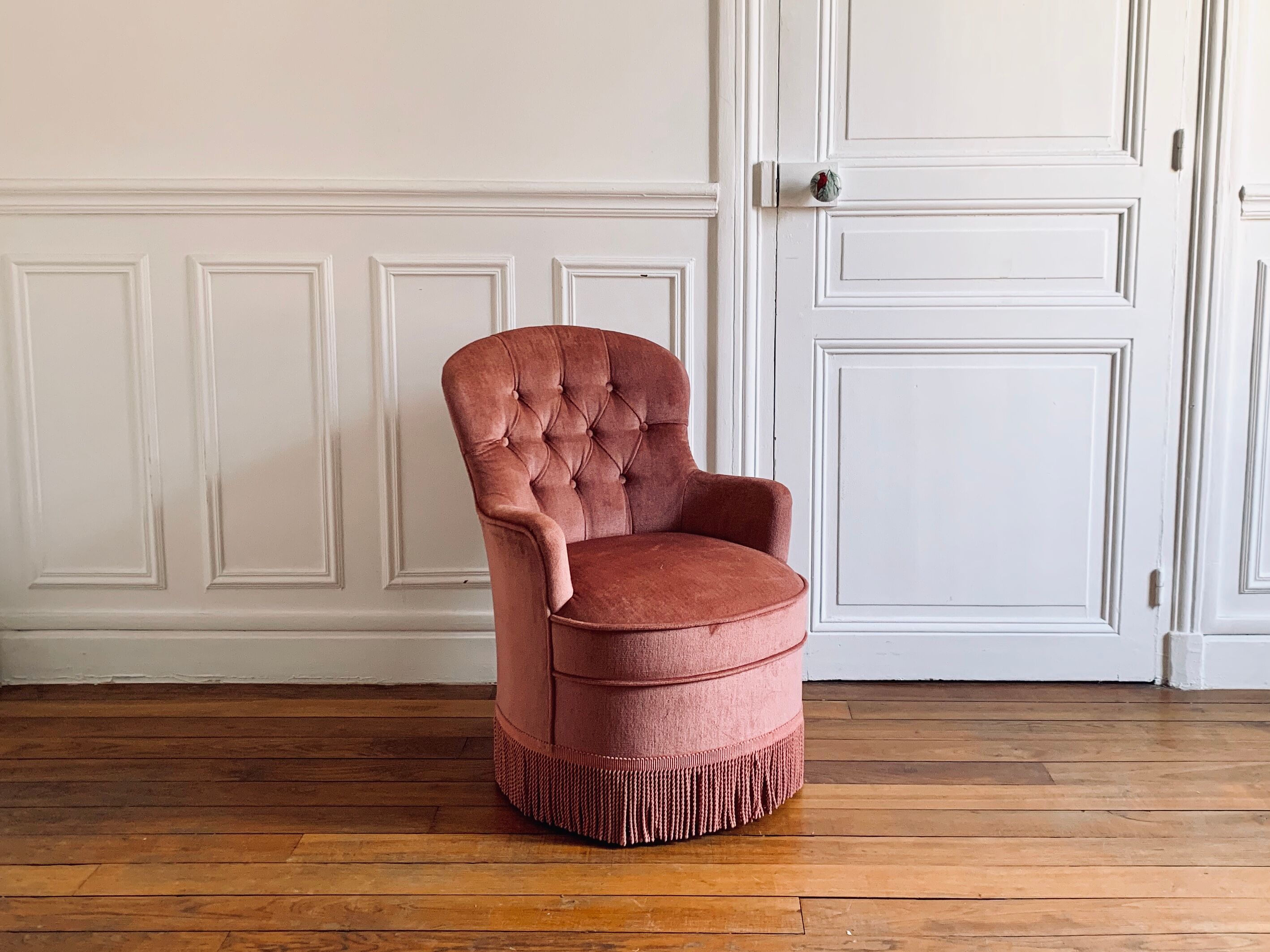 Pink velvet toad armchair