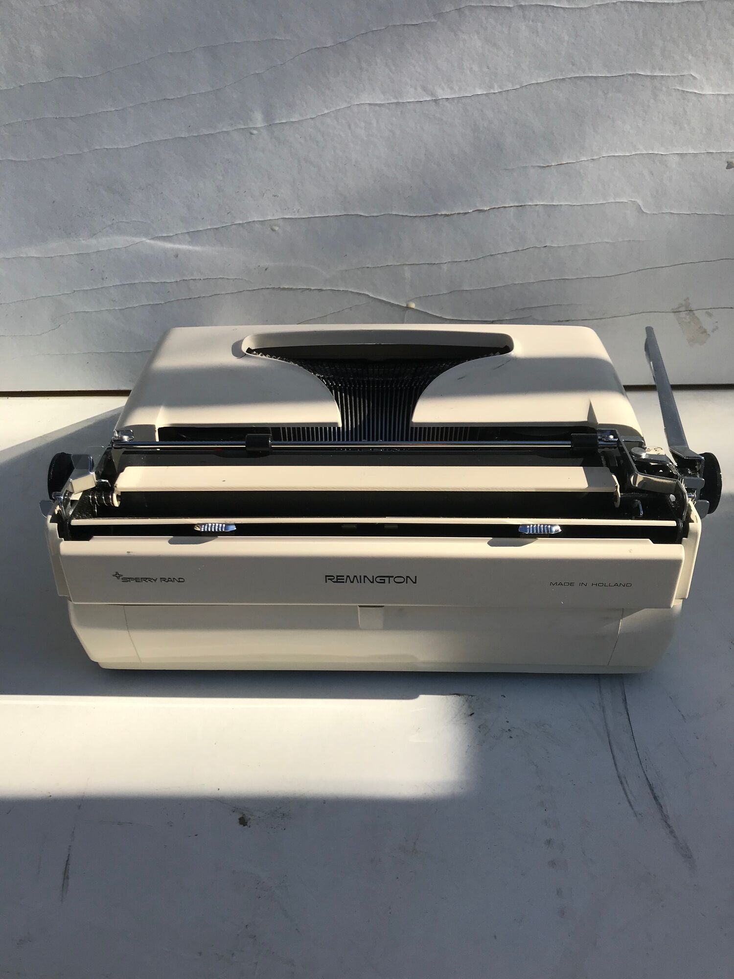 Machine à écrire Remington de luxe bakélite blanc + malle grise vintage