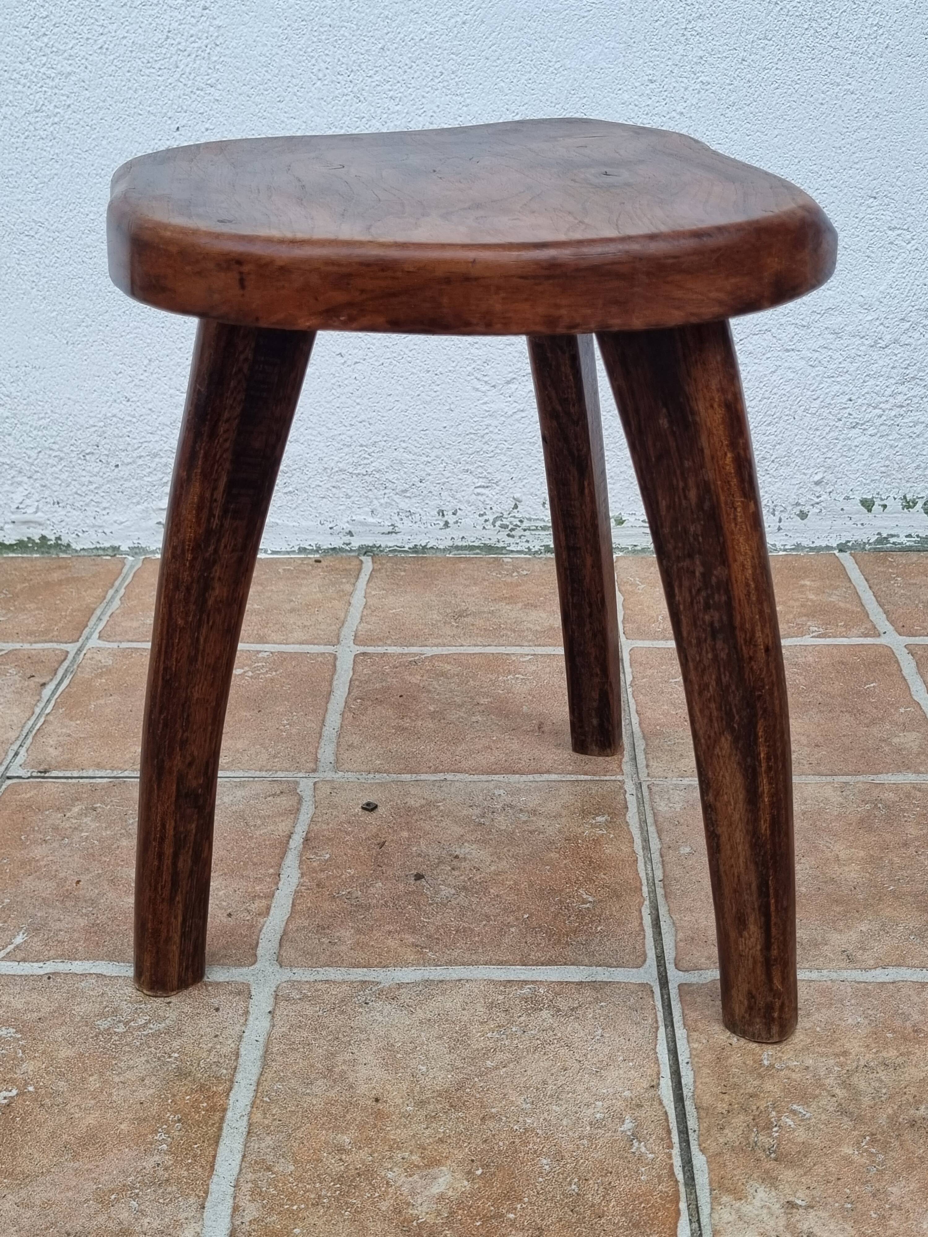 Low tripod stool in solid wood, design by Henri Bataille, 35 cm
