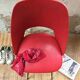 Chaise rouge tonneau