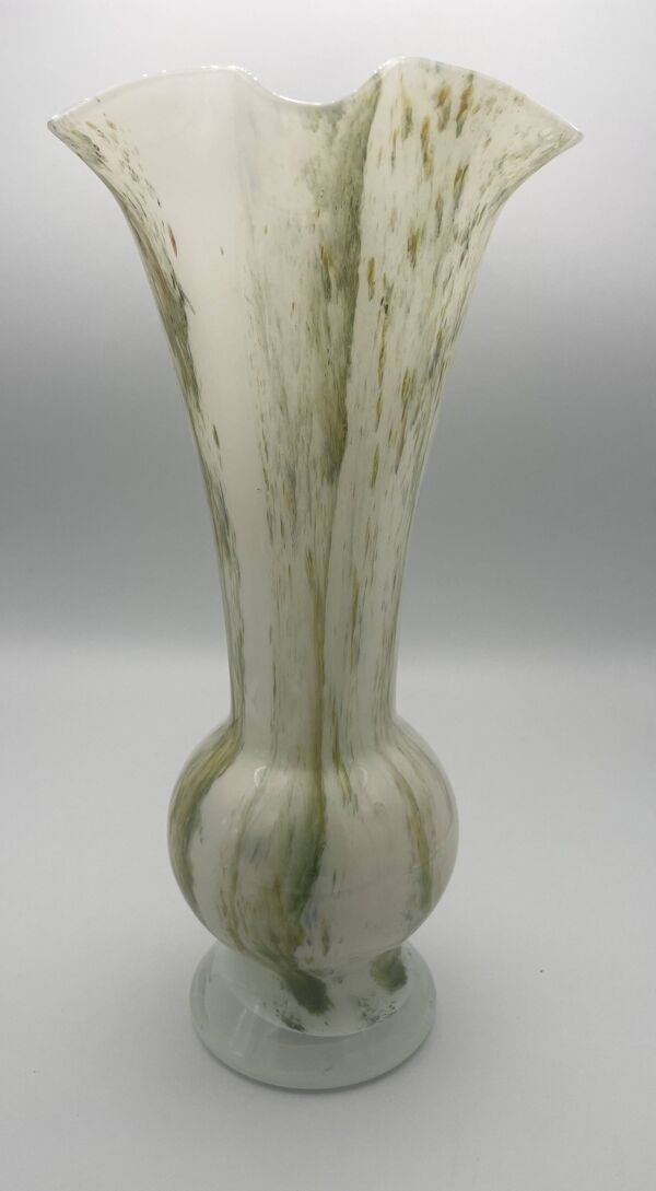 Vase en verre soufflé opaline blanche et nuances polychromes vert, jaune, bleu