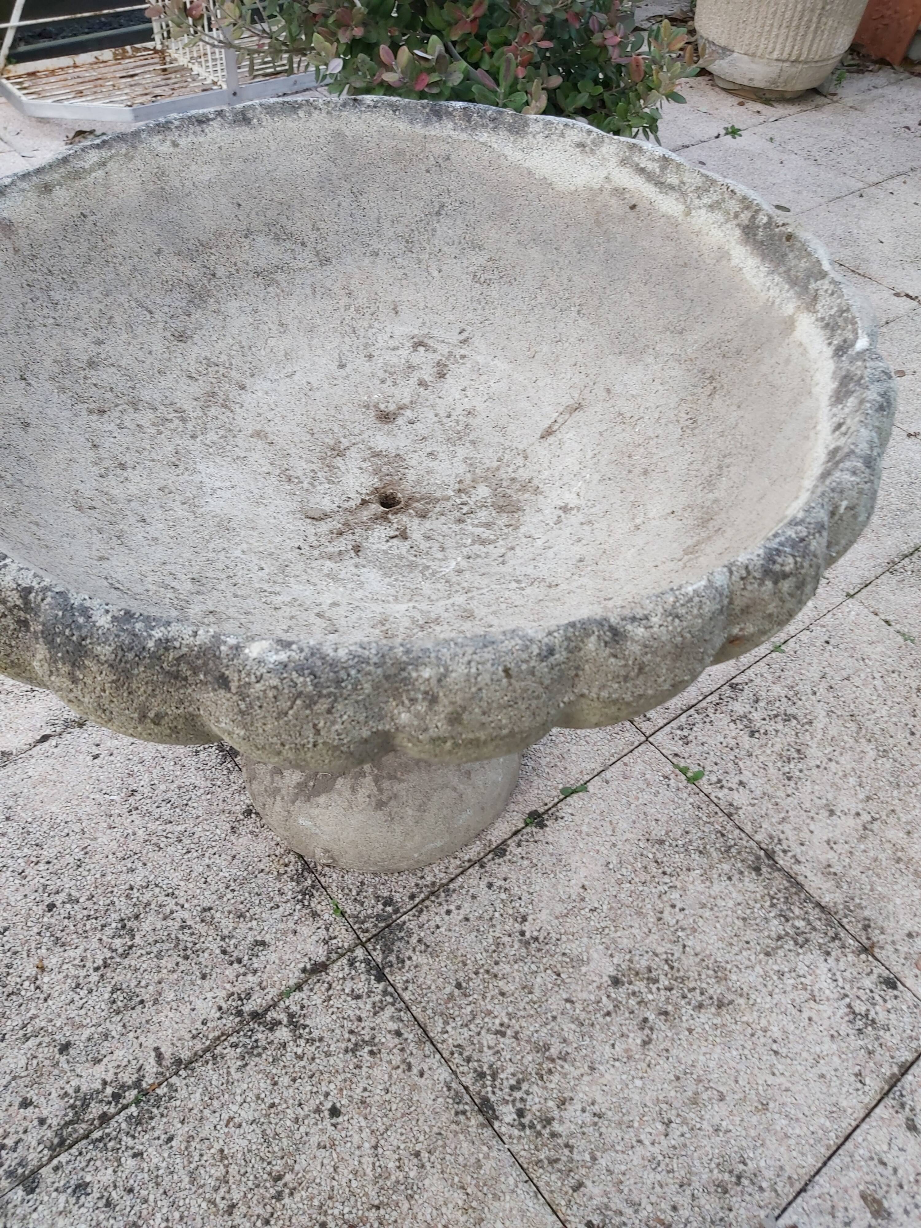 Jardinière sur pied en ciment