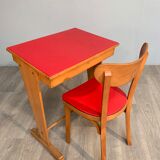 Ancien bureau d’écolier avec sa chaise
