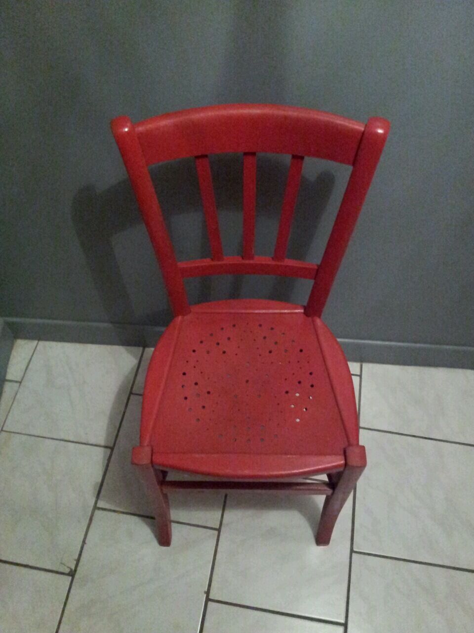 Chaise Louis Philippe repeinte en rouge
