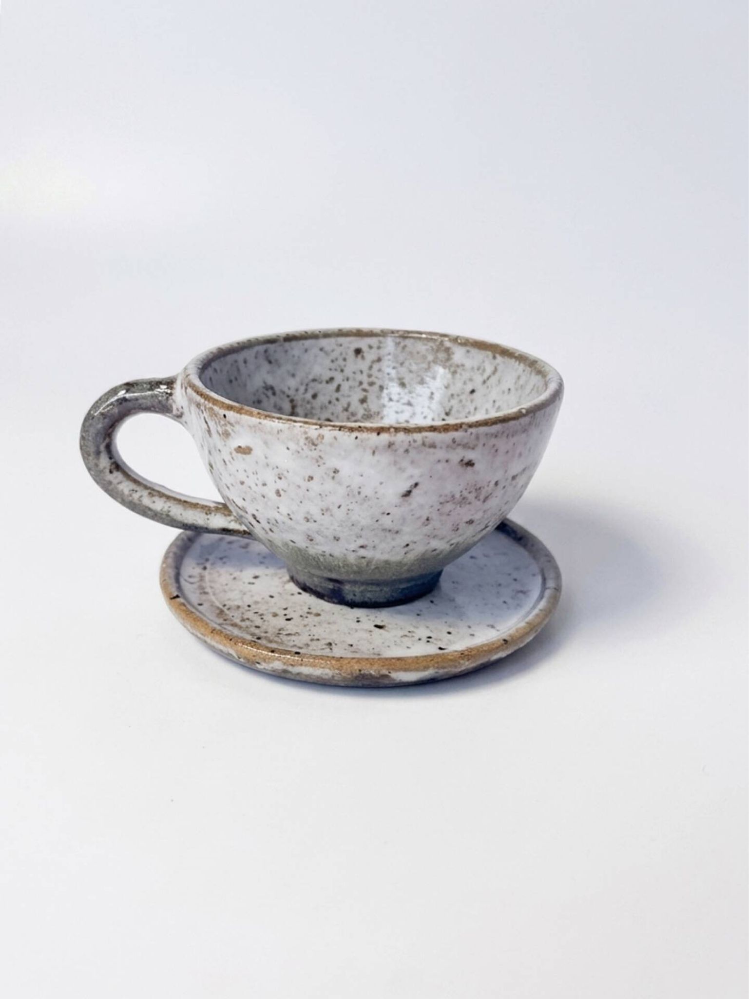 Tasse en grès artisanal et sa soucoupe – Émail moucheté