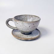 Tasse en grès artisanal et sa soucoupe – Émail moucheté