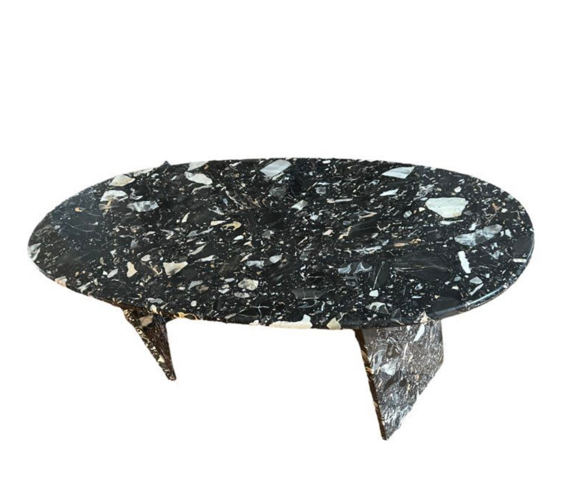 Table en marbre ovale