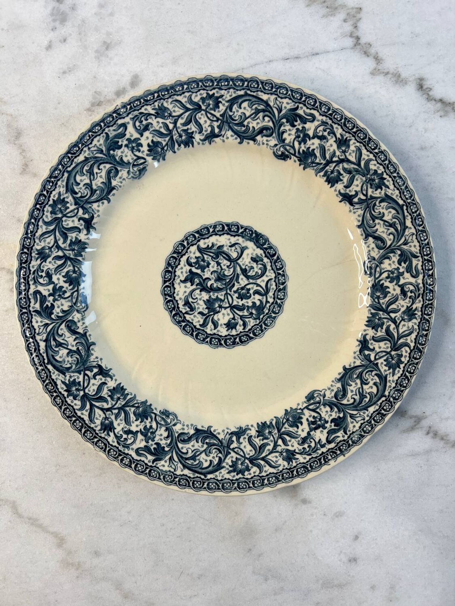 Flat plate made of ironstone from Gien, "Garlands" decoration, 1937.