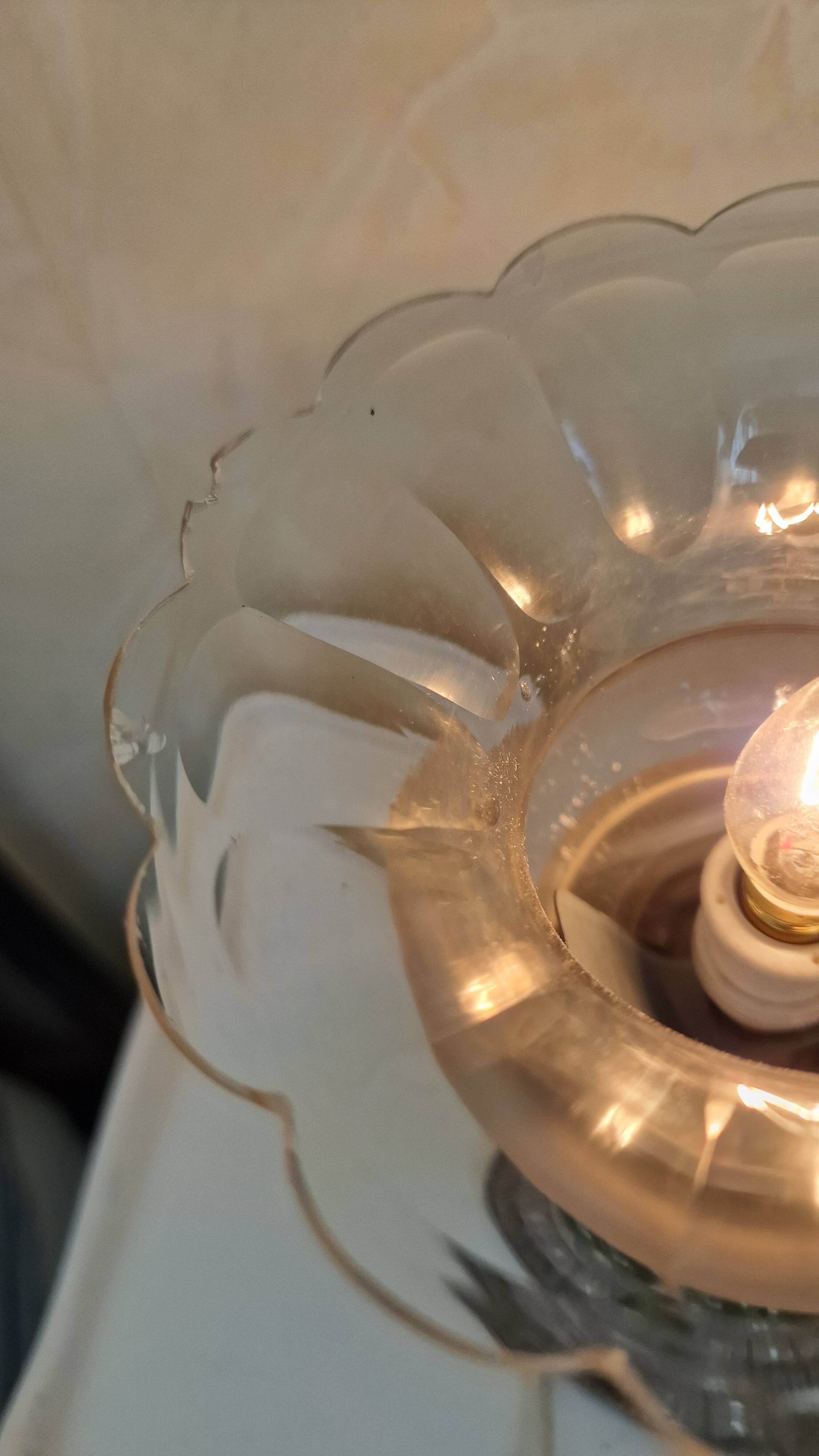 Lampe de table élégant verre et metal