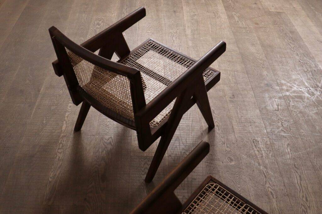 Chaises longues Pierre Jeanneret PJ-SI-29-A en teck et en rotin, années 1950.