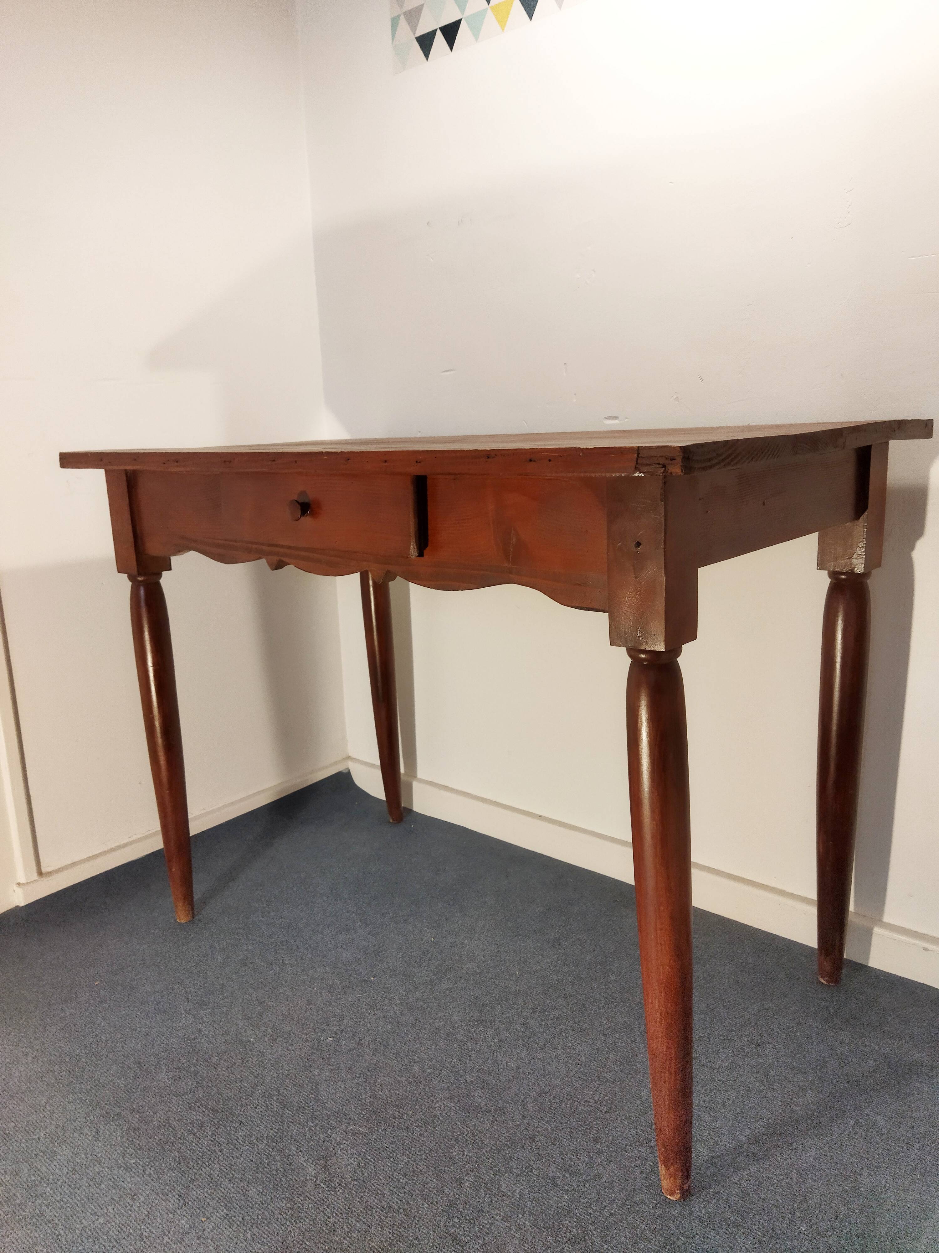 Desk feet spindles