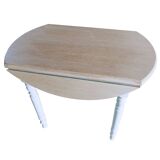 Round dining table