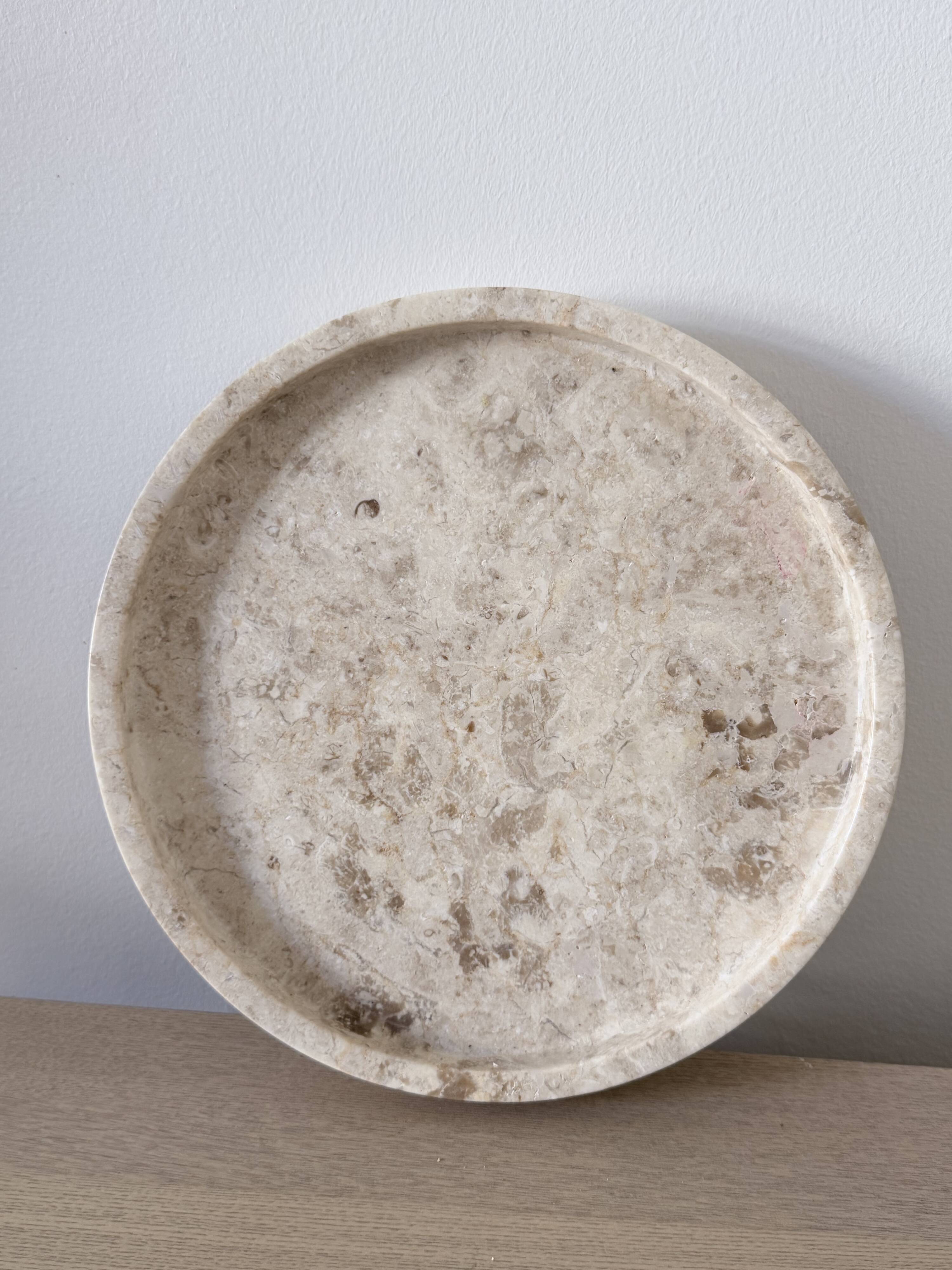 Small round tray in travertine