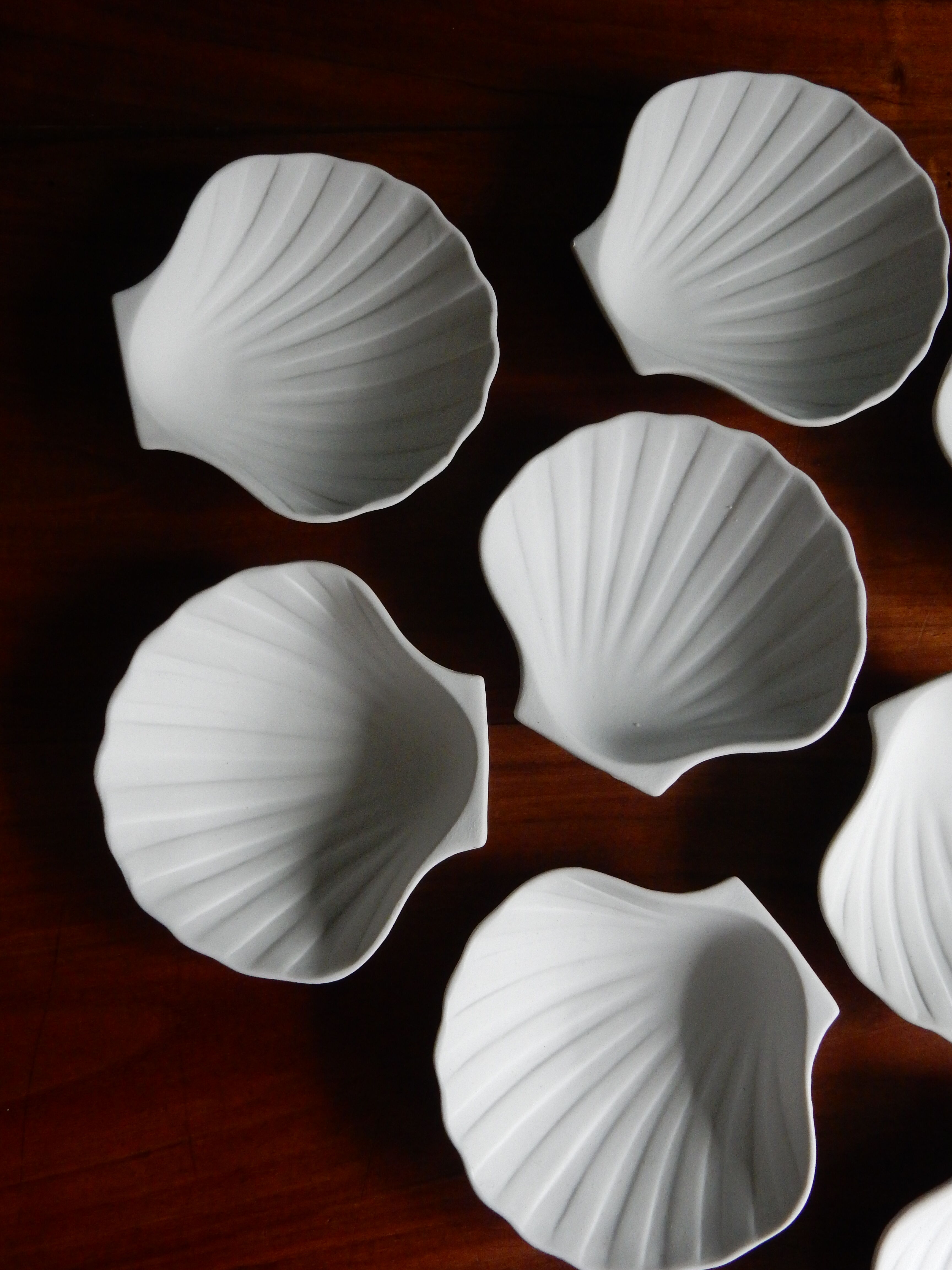 12 coquilles Saint Jacques porcelaine biscuit