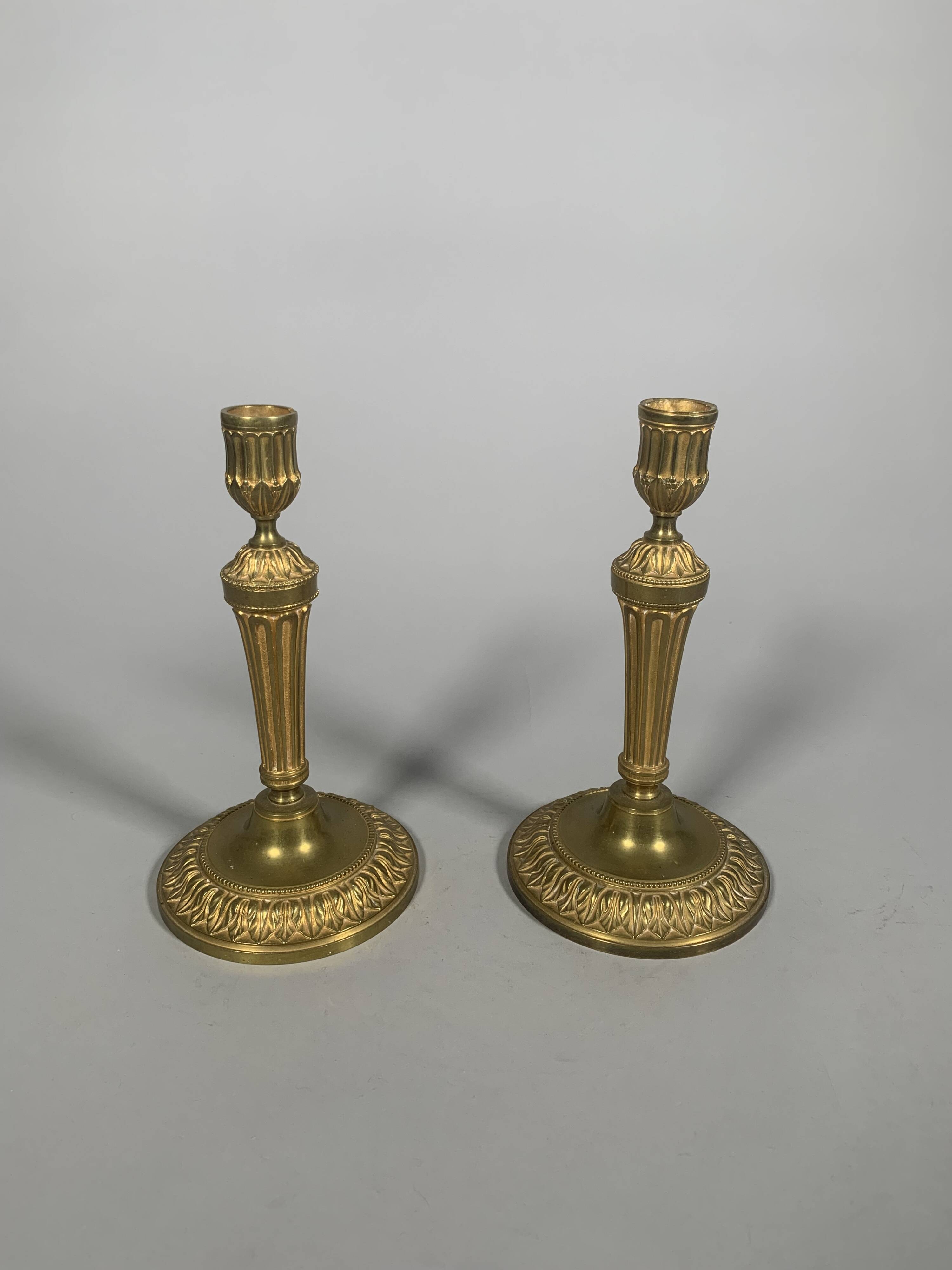 Paire de bougeoirs  Louis XVI En Bronze Ciselé Et Doré.