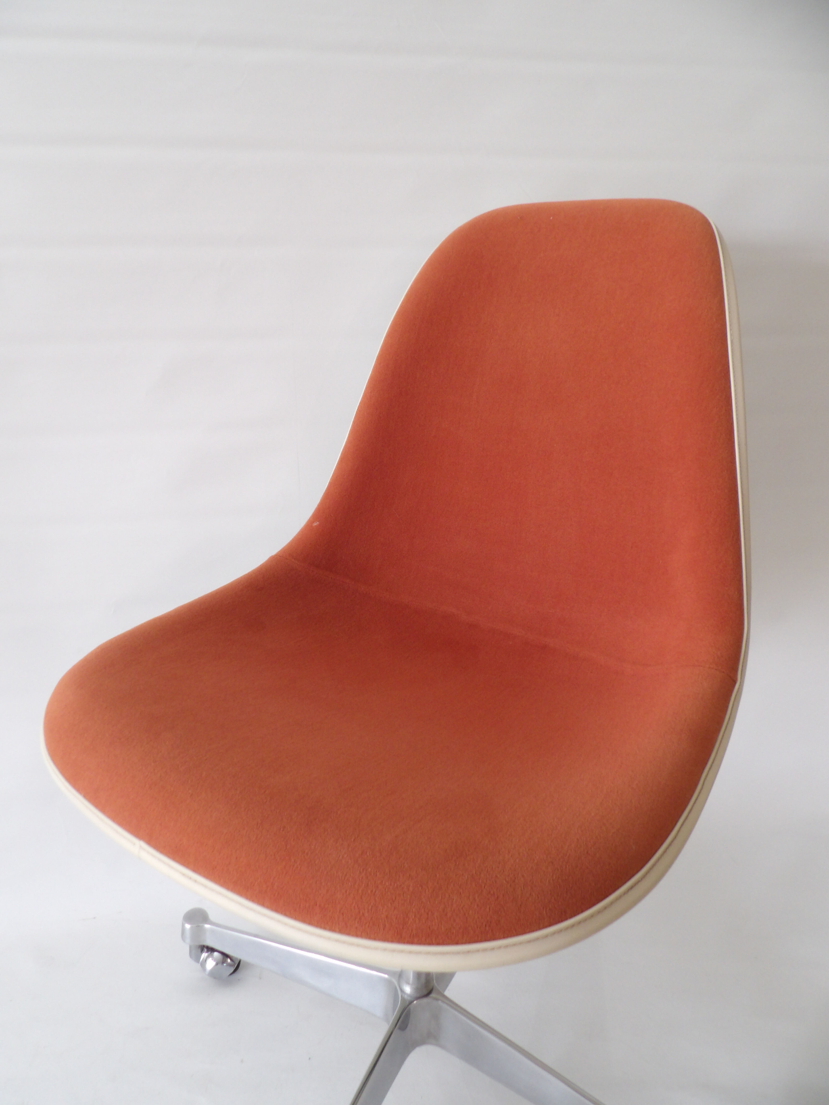 Eames PSC fiberglass desk chair for Herman Miller