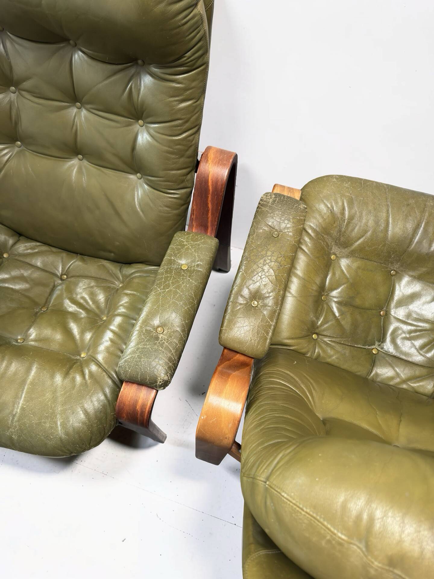 Ensemble de 2 fauteuils de salon vert olive – Göte Möbler, Suède, années 1970