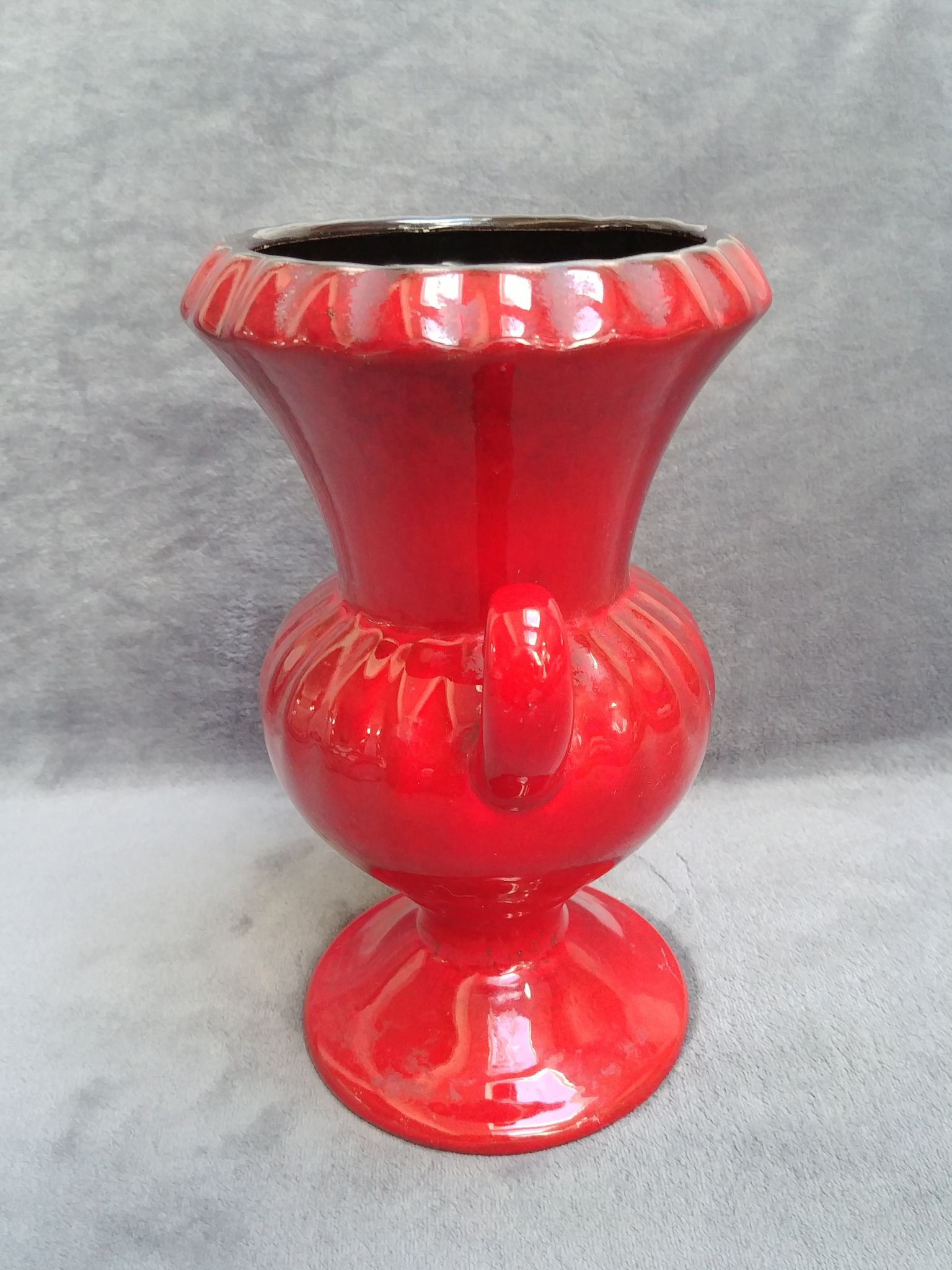 Vase rouge en céramique avec des reflets noirs à deux anses