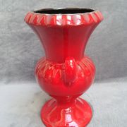 Vase rouge en céramique avec des reflets noirs à deux anses