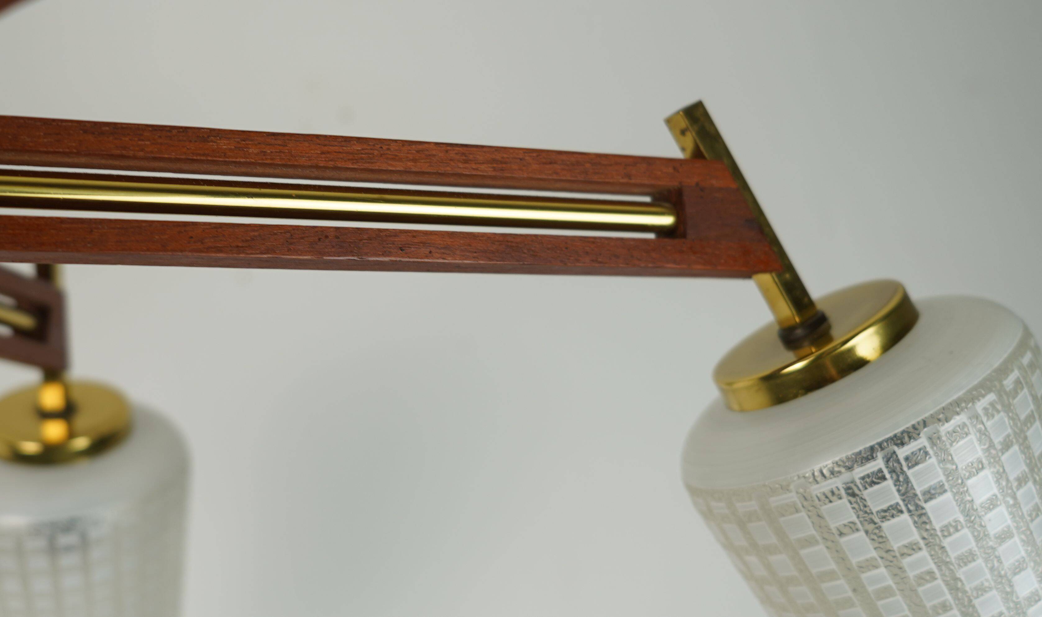 Lustre en teck, laiton et verre à 8 lumières de style sputnik des années 1960.