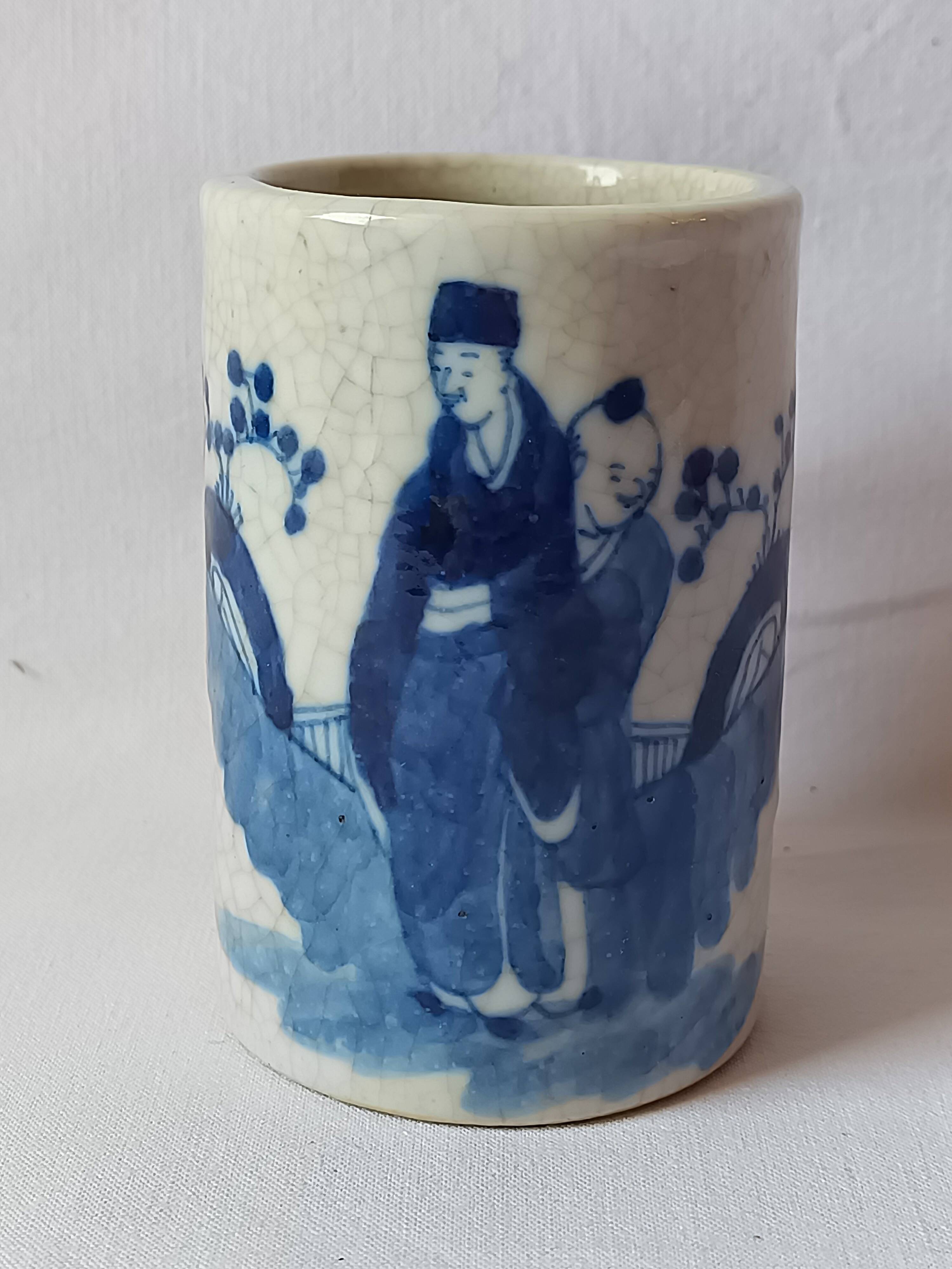 Antique cylindrical Bitong vase, cracked blue and white ceramic, China, late 19th century.