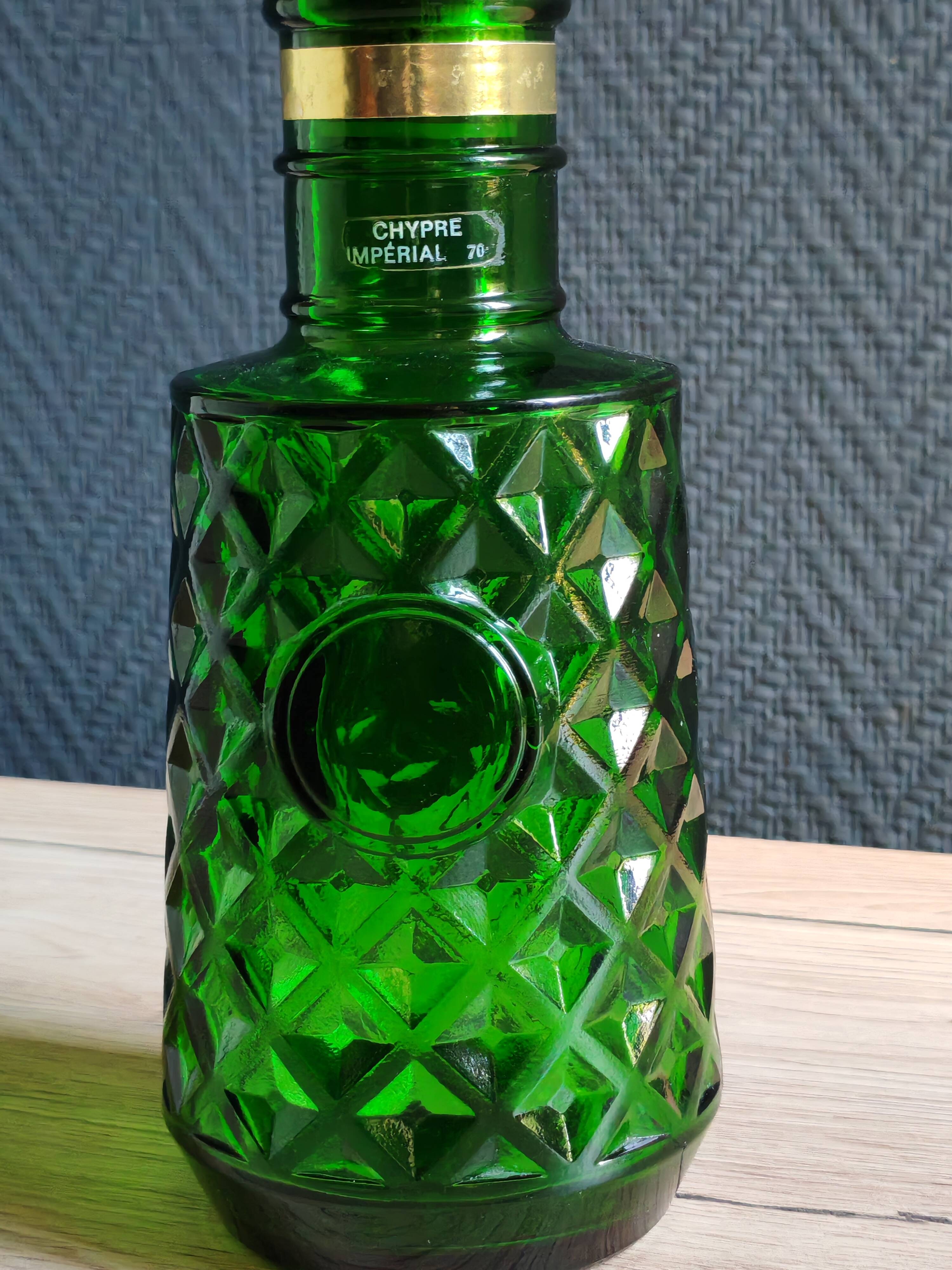 Carafe à whisky vintage en verre vert moulé pointe de diamant