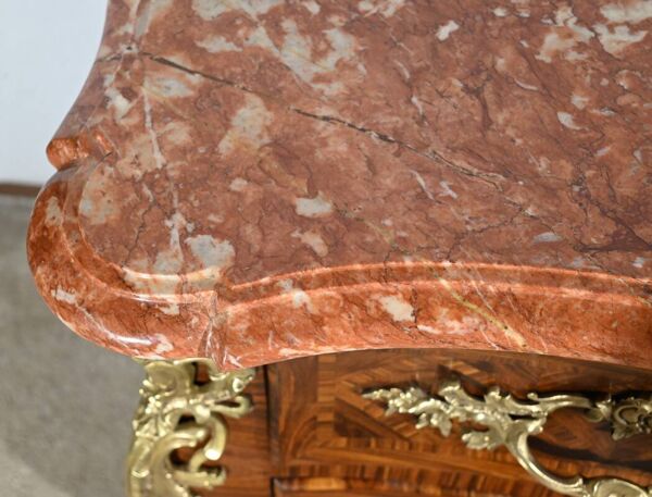 Commode Tombeau en Marqueterie de Bois de Violette, style Transition Louis XIV / Louis XV – 1ère Par