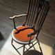 Fauteuil Windsor à dossier peigne, bois teinté et velours terracotta