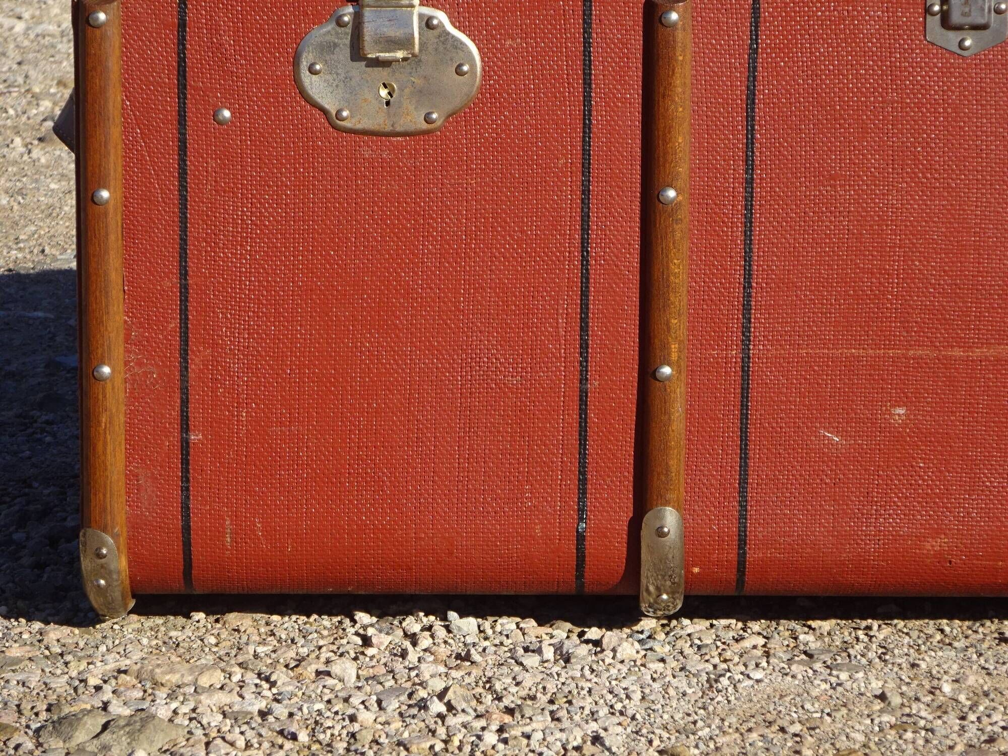 Ancienne malle de voyage cintrée