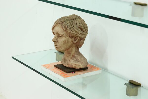 Étagère murale en laiton et verre de Peter Ghyczy, années 1970