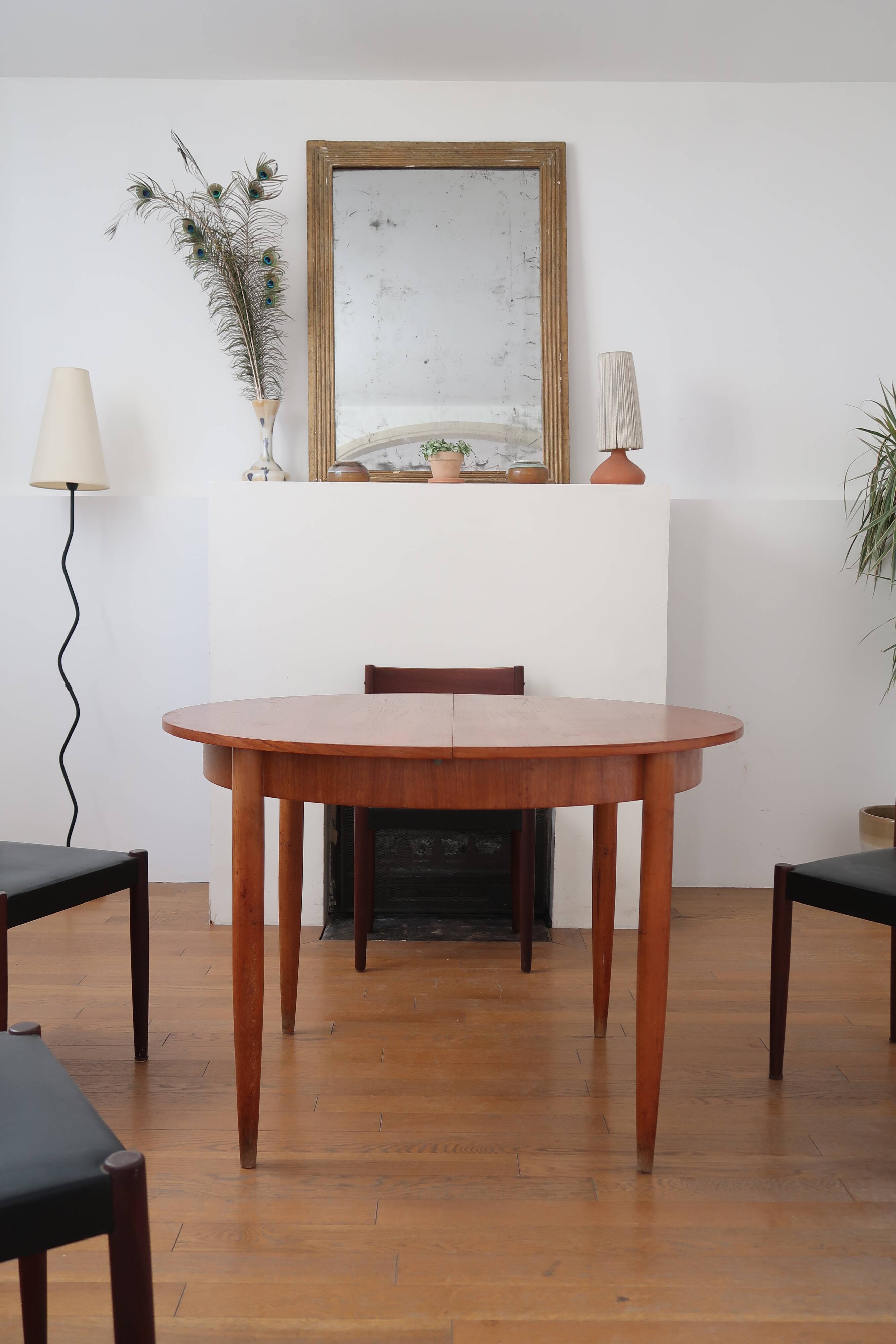Extendable Scandinavian Round Table