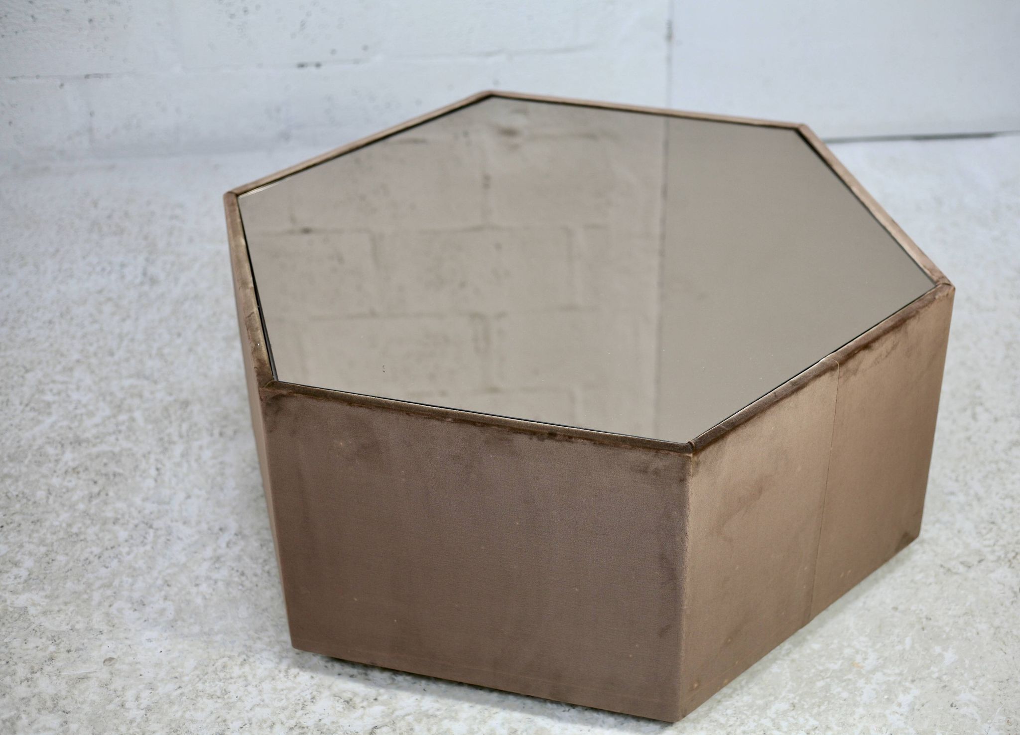 Table space age, hexagonale. Bois, velours et miroir fumé. Circa 1970