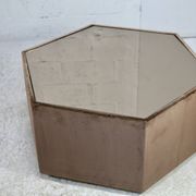 Table space age, hexagonale. Bois, velours et miroir fumé. Circa 1970