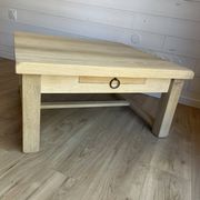 Grande table basse ancienne en chêne massif aérogommé - Style rustique chic