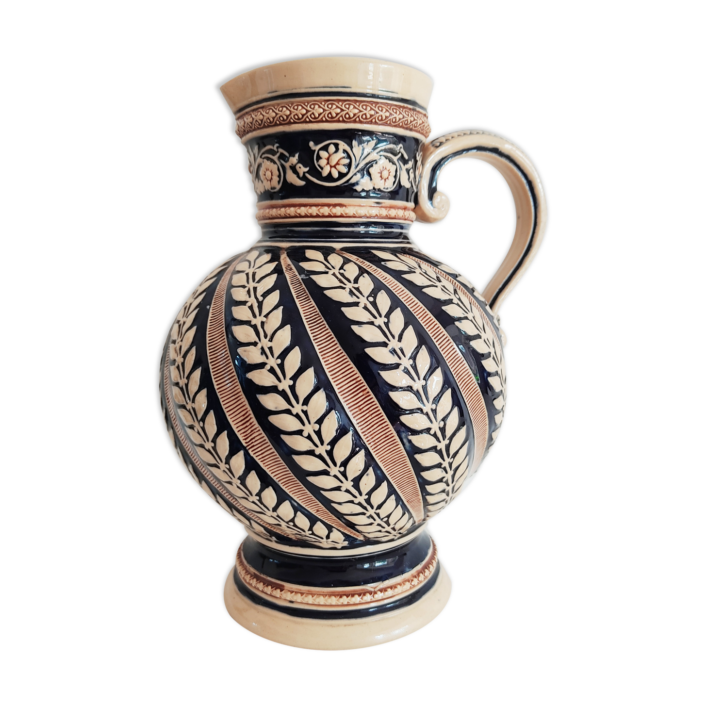 Pitcher 2L ceramic decoration in relief