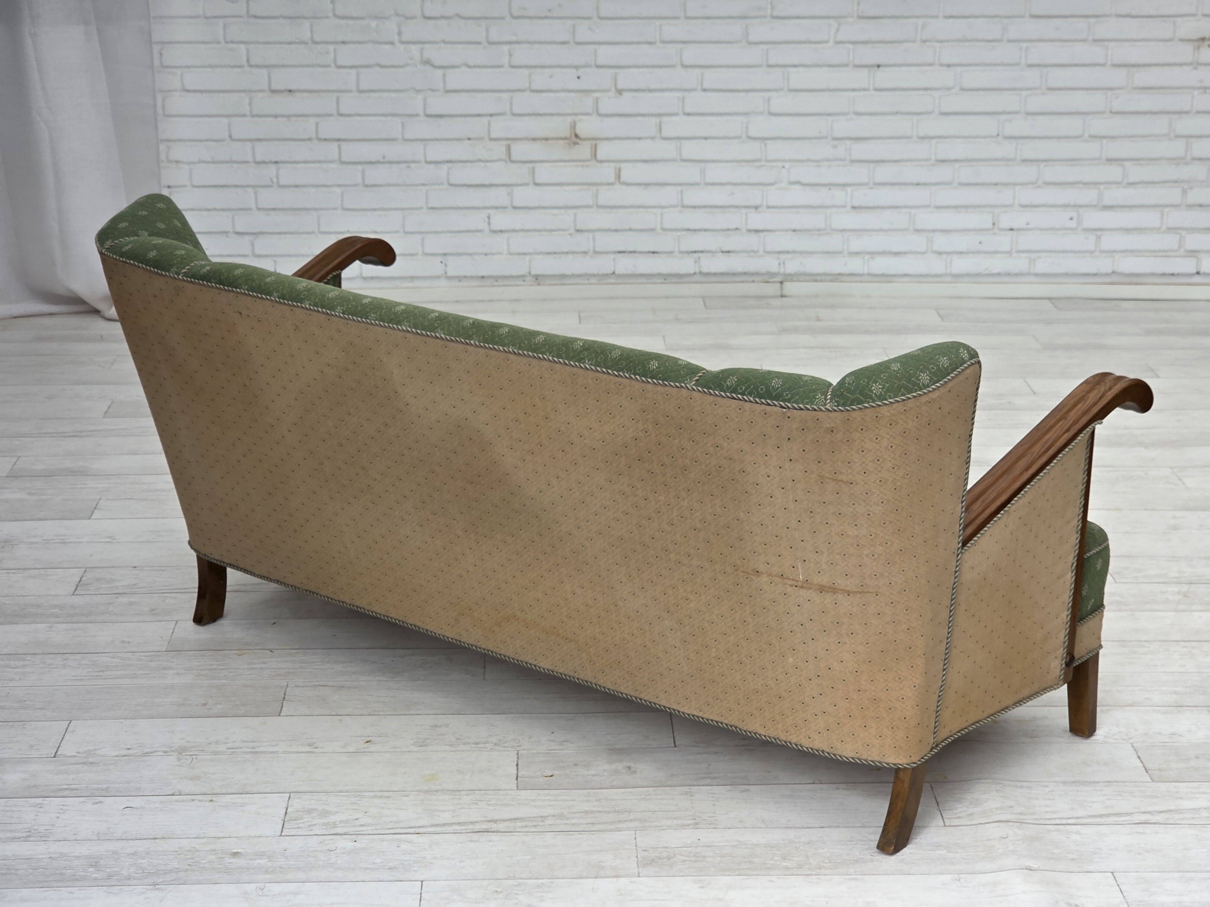 Canapé danois 3 places des années 1950, tissu en laine d'ameublement vert/beige, bois de chêne.