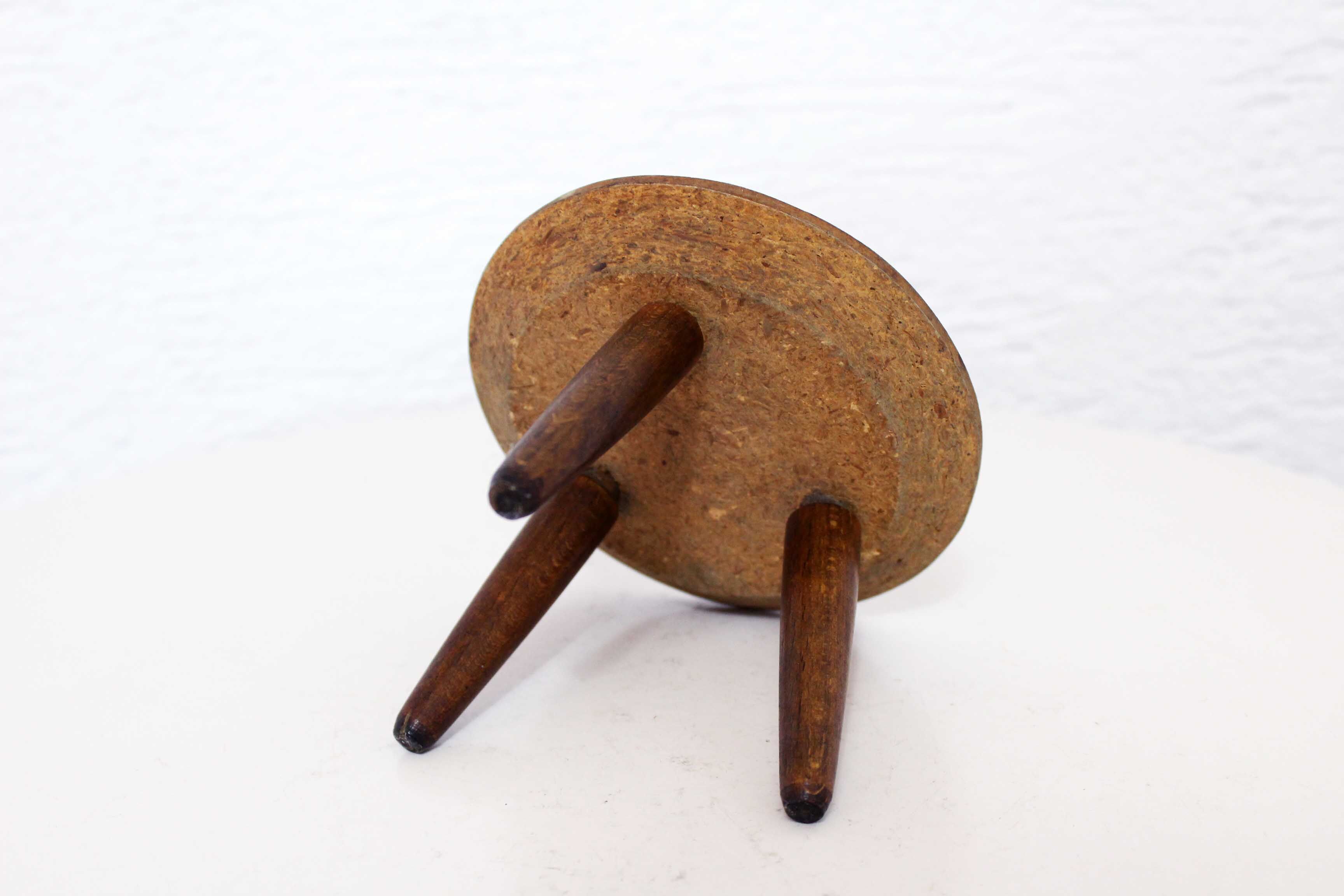 Pedestal carries tripod plant