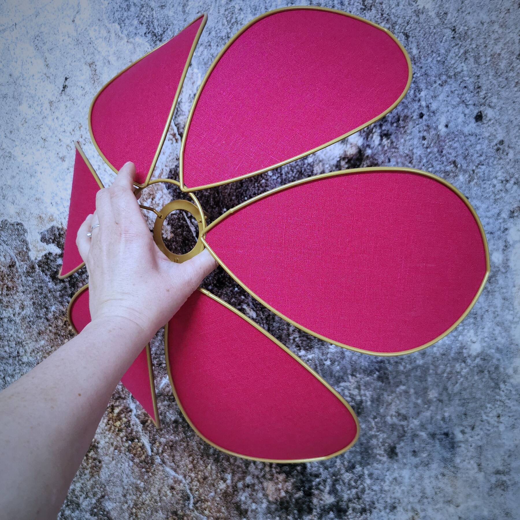 6-petal flower suspension with metal structure and fuchsia linen petals