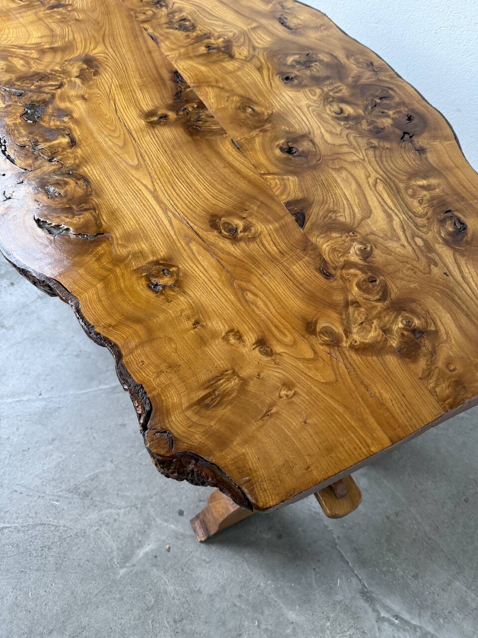 Table artisanale en orme massif, art populaire