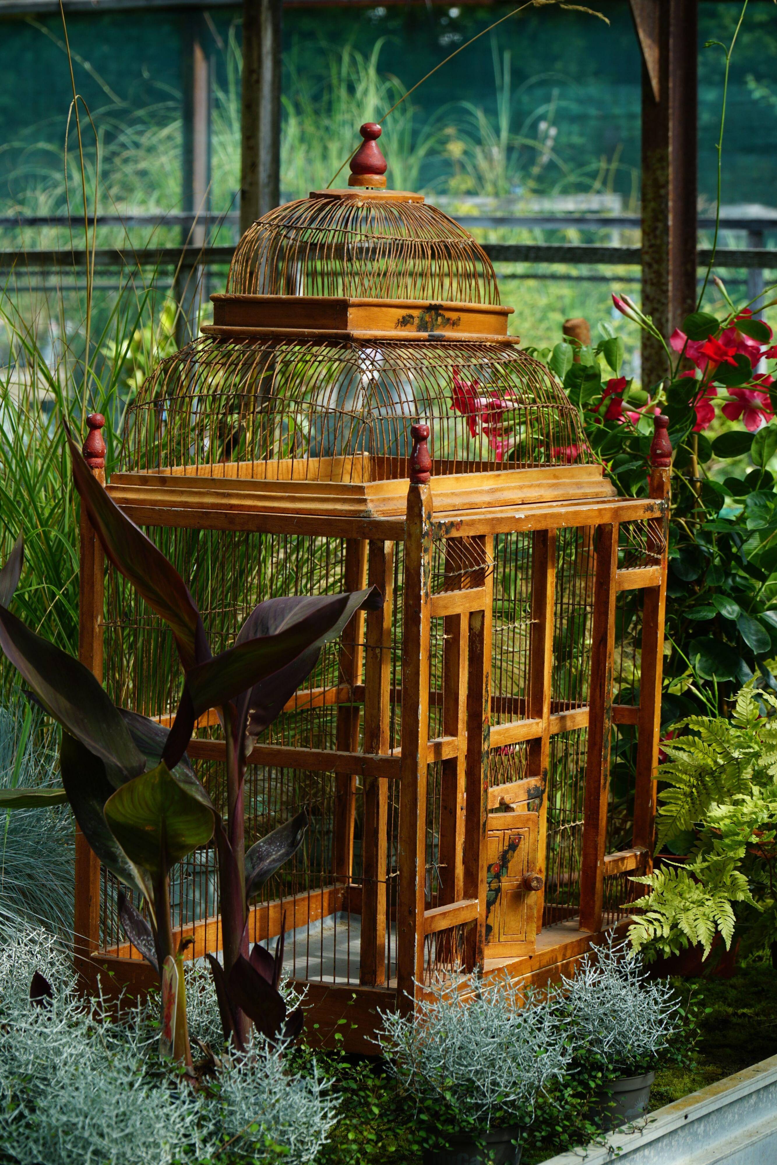 Cage à oiseaux décorative en bois peint chinois, début du 20e siècle, années 1930