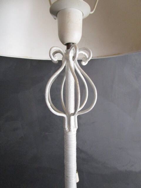Lampadaire porte-plantes ancien en fer forgé blanc