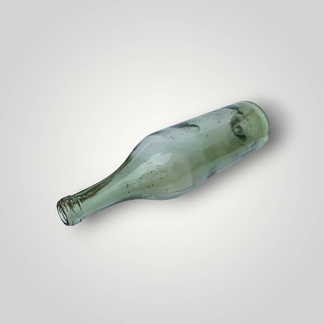 Ancienne grande bouteille artisanale en verre soufflé vert – H50 cm