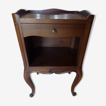 Table de nuit un tiroir avec rebord pieds galbés et un dessin de coquille en bois de qualité