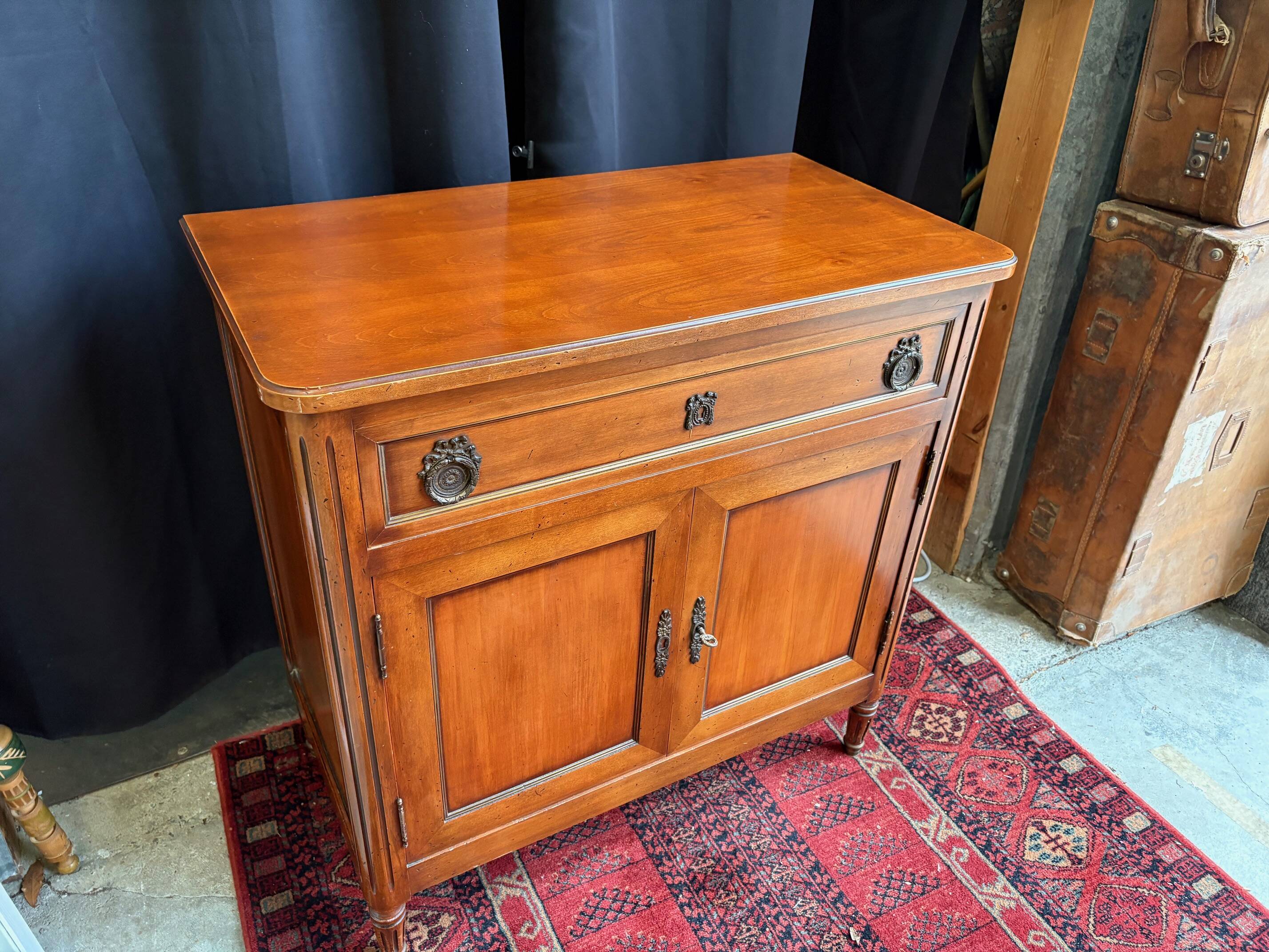 Buffet “style Louis XVI” — pièce décorative avec charme classique