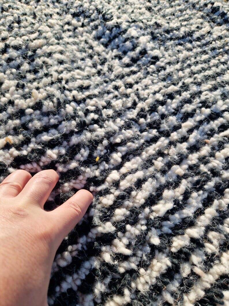 Handmade traditional Beni Ourain Berber rug, size 2/3 m.