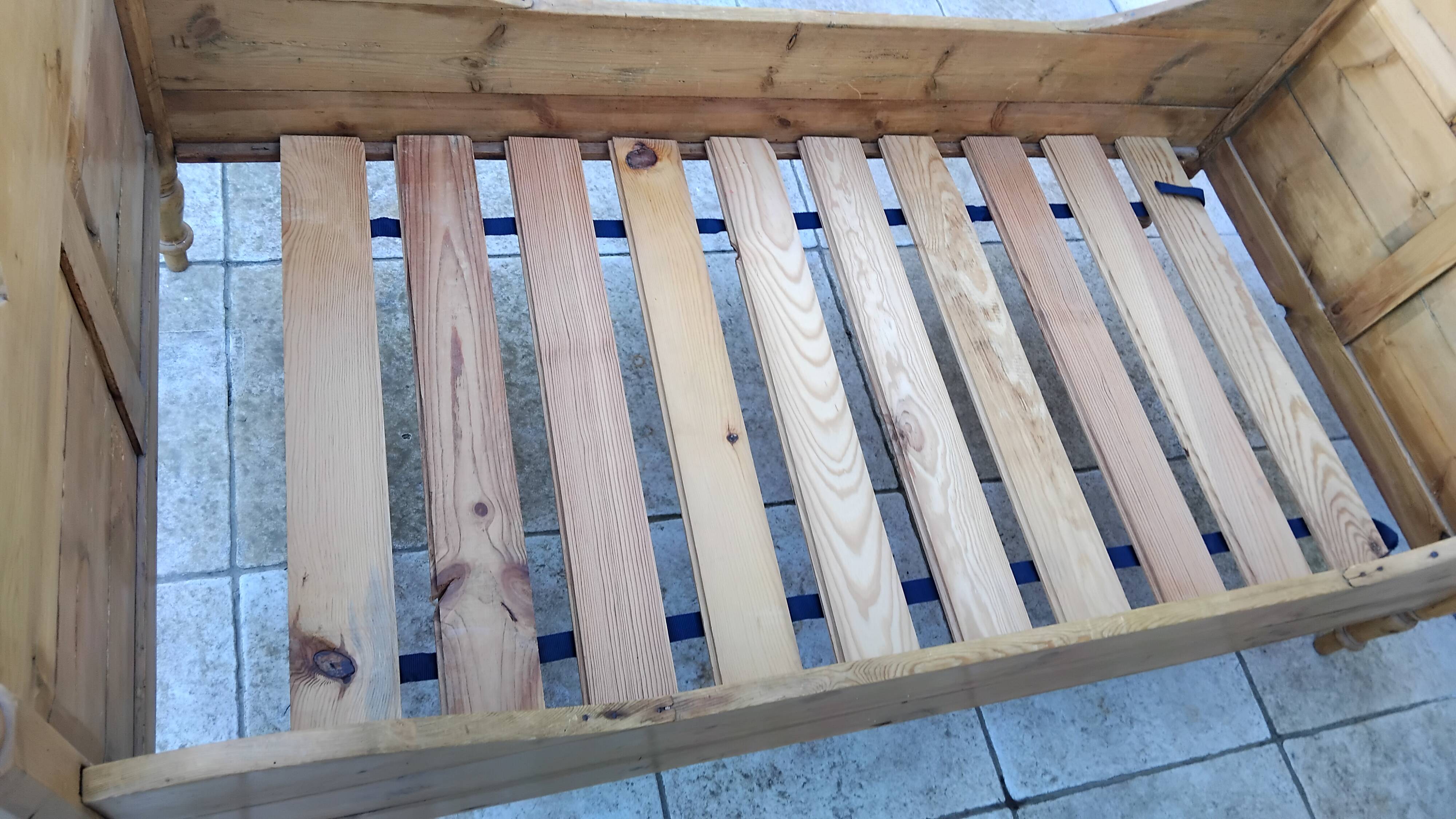 Vintage pine bed chalet style Chamonix for one person.