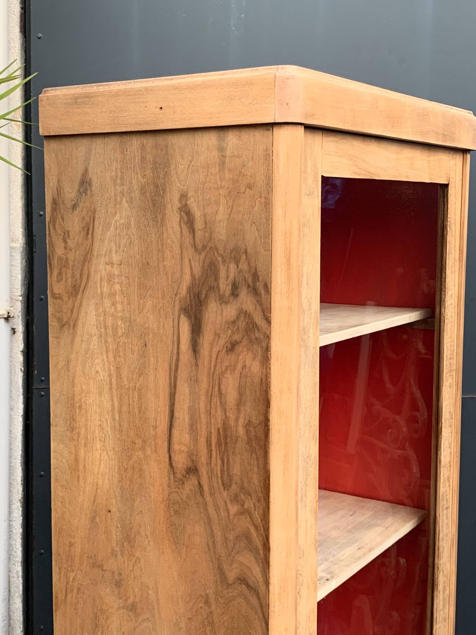 Armoire vitrée vintage bois brut 1950